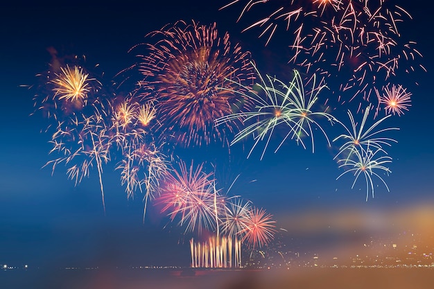 Celebrazione di fuochi d'artificio colorati e sfondo del cielo al crepuscolo e tonalità di luce soffusa.