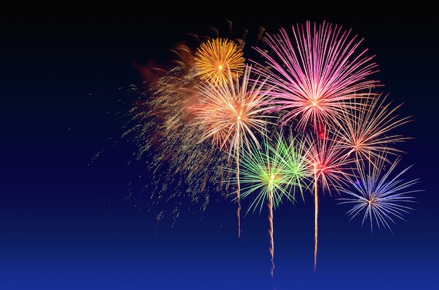 Celebrazione di fuochi d&#39;artificio e lo sfondo del cielo al crepuscolo.