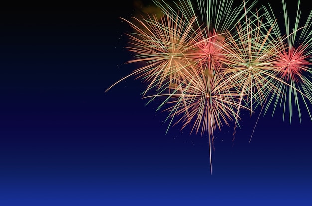 Celebrazione di fuochi d&#39;artificio e lo sfondo del cielo al crepuscolo.