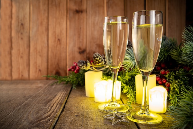 Celebrazione di Natale di Capodanno con bicchieri e champagne