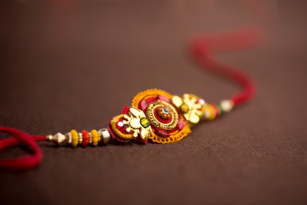 Celebrazione di Raksha Bandhan con un elegante Rakhi. Un tradizionale cinturino da polso indiano che è un simbolo di amore tra fratelli e sorelle.