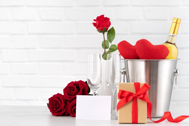 Celebrazione di San Valentino con vino, regalo e bouquet di rose per il saluto delle vacanze.