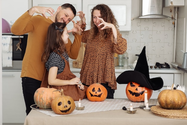 Celebrazione felice del padre e della figlia della madre della famiglia di Halloween a casa. Felice Halloween.