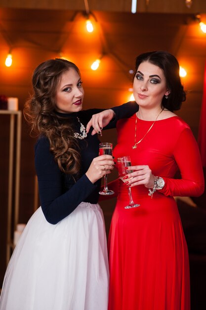 Celebrazione. Le belle ragazze stanno bevendo champagne.