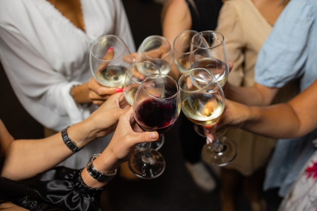 Celebrazione persone che tengono bicchieri di vino bianco che fanno un brindisi