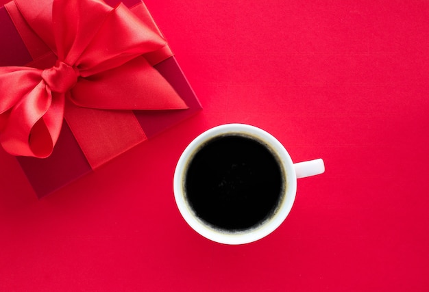 Celebrazione romantica stile di vita e regalo di compleanno concetto confezione regalo di bellezza di lusso e caffè su flatlay rosso