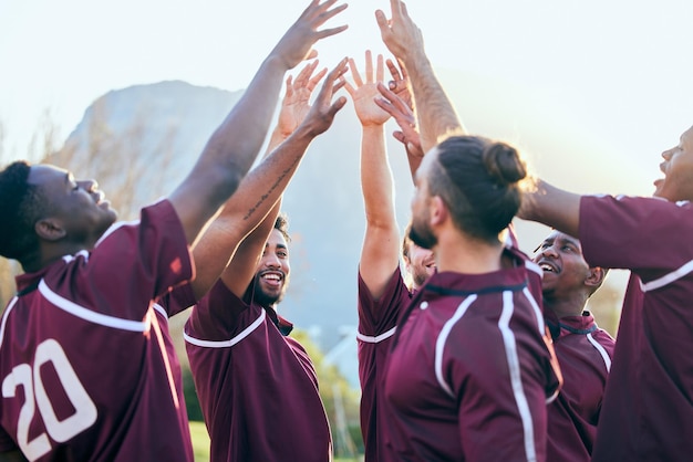 Celebrazione sportiva del cinque e felice gruppo di rugby della squadra o solidarietà maschile che supporta il lavoro di squadra o la vittoria Motivazione del vincitore applausi di successo o il giocatore celebra l'obiettivo insieme per la vittoria della competizione