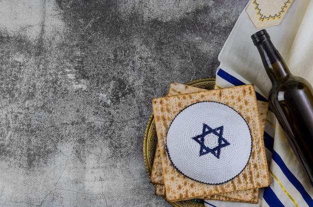 Celebrazione tradizionale di festa di Pasqua con vino matzah kosher