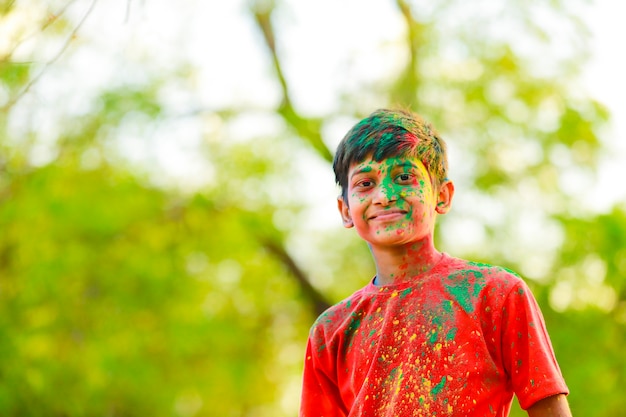 Celebrazioni Holi - Ragazzino indiano che gioca Holi e mostra l'espressione del viso.