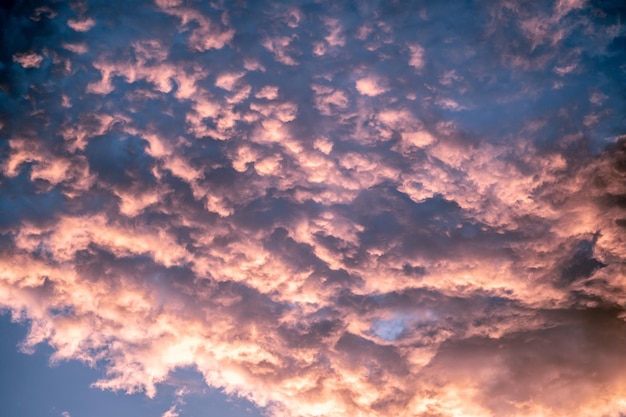 Celeste Astratto vera bellezza sfondo Scuro viola blu rosa luminoso fantastico tramonto riflessi cielo cumulus nuvole Tragico oscurità tempo sera nuvolosità cumulativa Copia spazio design carta da parati