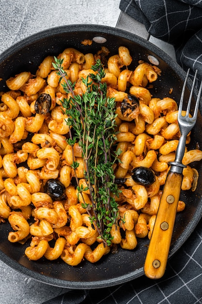 Cellentani Puttanesca ai frutti di mare pasta al tonno in padella