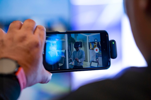 cellulare che scatta foto di persona con occhiali per realtà virtuale