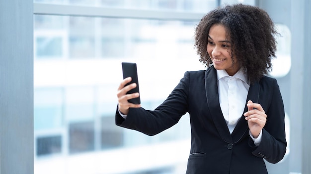 Cellulare della tenuta della donna di affari