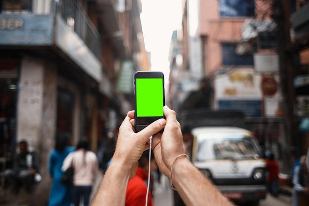 Cellulare in mano L'uomo scatta una foto Selfie