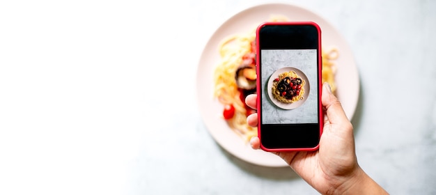 Cellulare per fotografare gli spaghettiFare foto al cibo