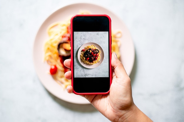 Cellulare per fotografare gli spaghettiFare foto al cibo