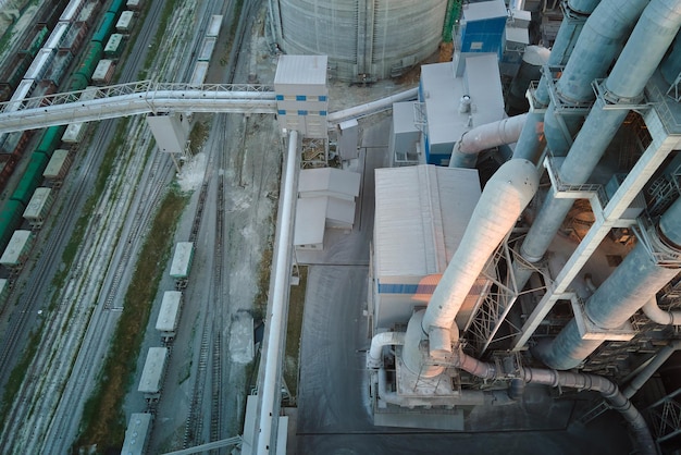 Cemento con struttura di fabbrica alta e gru a torre nell'area di produzione industriale Fabbricazione e concetto di industria globale