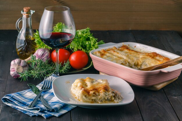 Cena a casa con lasagne e vino