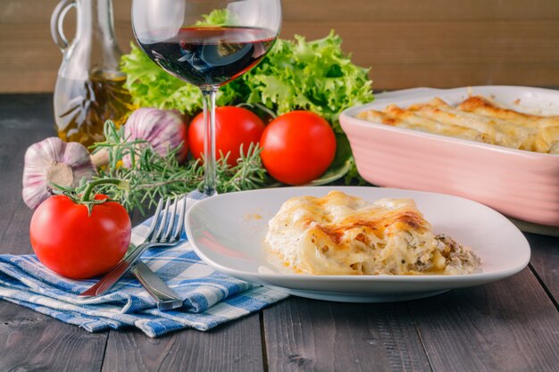 Cena a casa con lasagne e vino