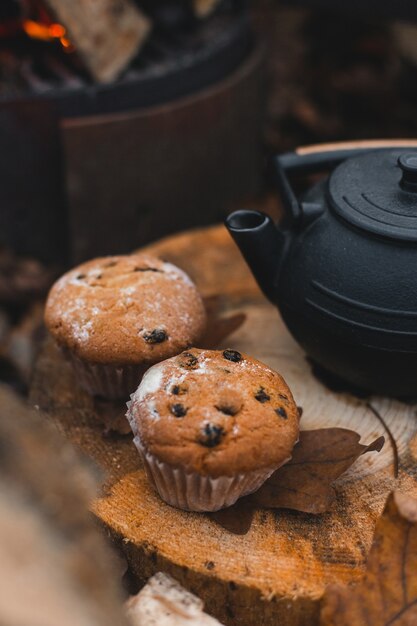 Cena accogliente in stile vintage in autunno all'aperto