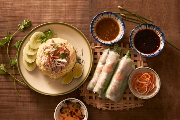 Cena asiatica assortita, cibo vietnamita. Riso al pollo, involtini primavera