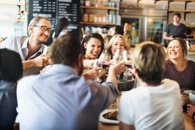 Cena che pranza concetto di partito di acclamazioni del vino