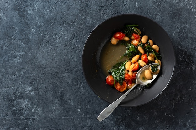 Cena ciotola di fagioli bianchi in umido con verdure