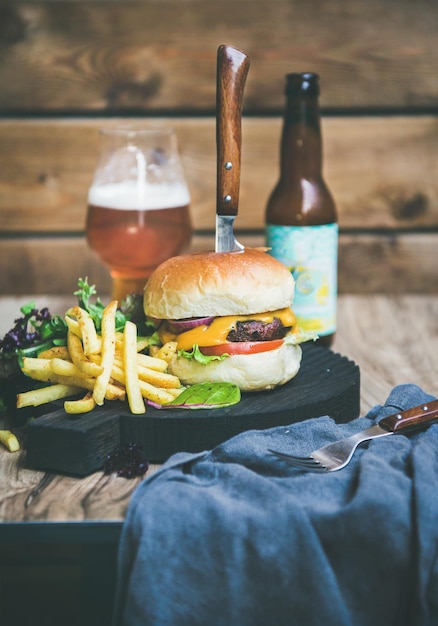 Cena classica con hamburger con spazio per la copia di birra e patatine fritte