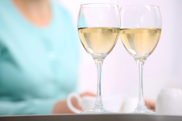 Cena con bicchieri di vino su sfondo sfocato chiaro