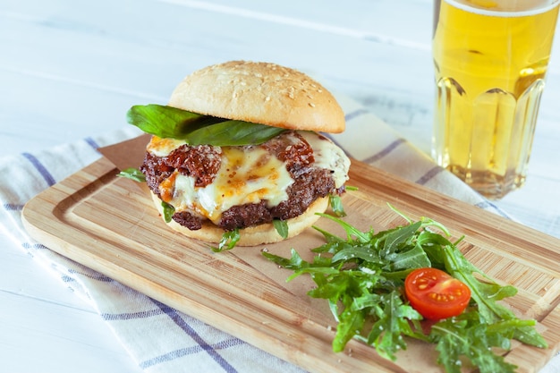 Cena con hamburger e birra