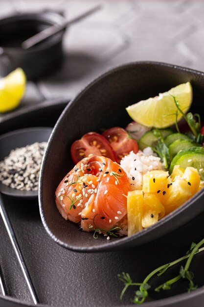 Cena con insalata fresca al salmone