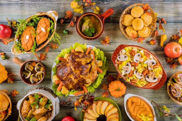 Cena con tanto cibo delizioso.