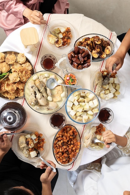 Cena del Ramadan rompendo il menu del digiuno