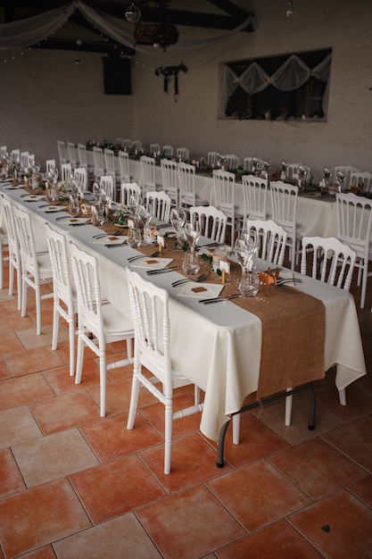 Cena di catering all'aperto al matrimonio con decorazioni di contorni fatti in casa