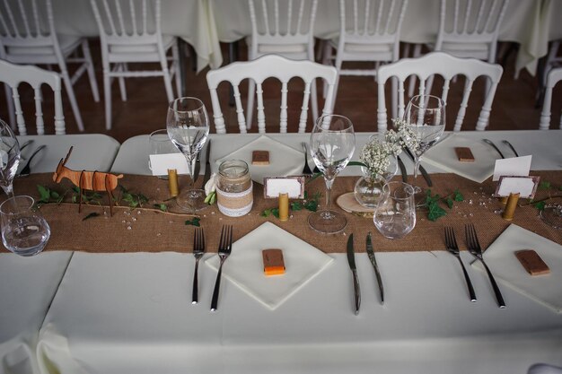 Cena di catering all'aperto al matrimonio con decorazioni fatte in casa Decorazioni in stile rustico e boho materiali naturali figure di cervo verde e marrone