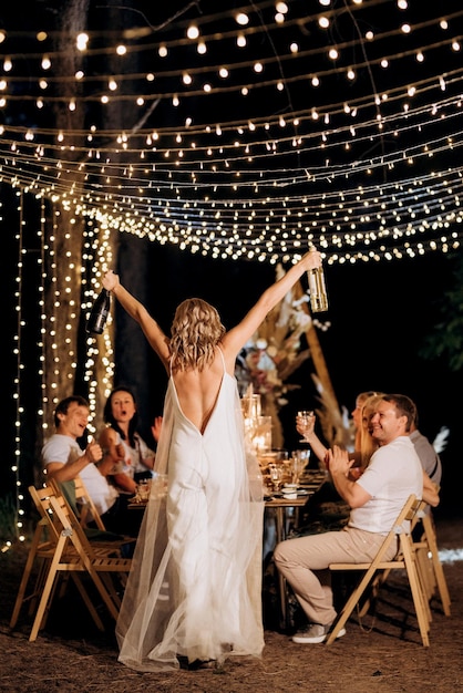 Cena di famiglia di matrimonio serale nella foresta