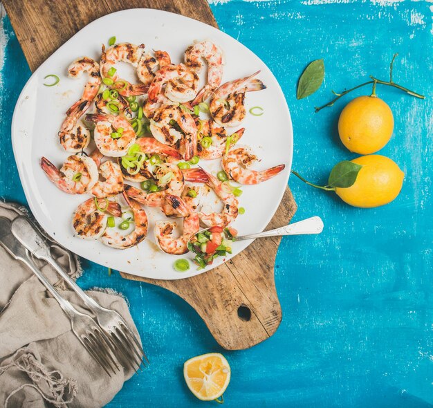 Cena di mare con peperoncino alla griglia con porro limone e limone