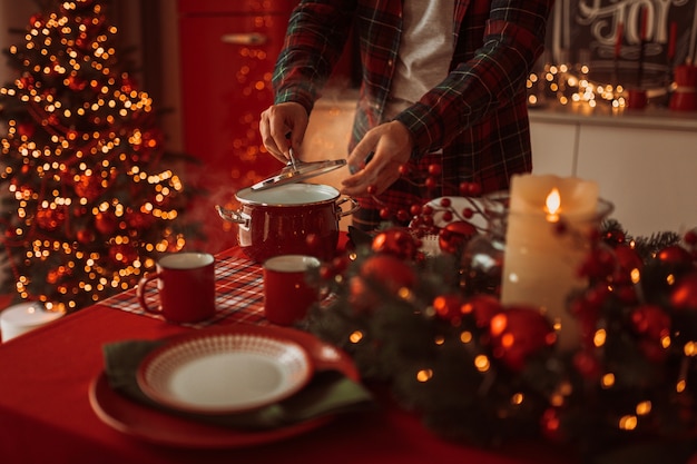 Cena di Natale in cucina decorata a festa