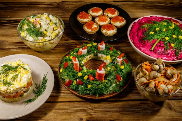 Cena di Natale insieme di cibo su un tavolo di legno