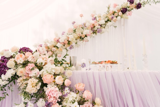 Cena di nozze di lusso in una grande bella tenda bellissima decorazione per il matrimonio della sala bianca decorata con fiori