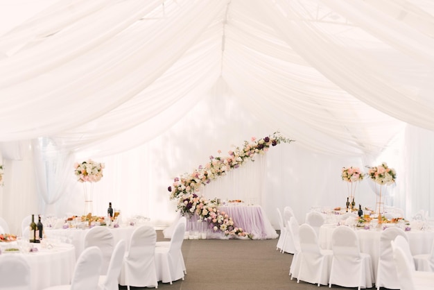 Cena di nozze di lusso in una grande bella tenda bellissima decorazione per il matrimonio della sala bianca decorata con fiori