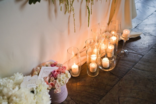 Cena di nozze nel ristorante decorato con candele.