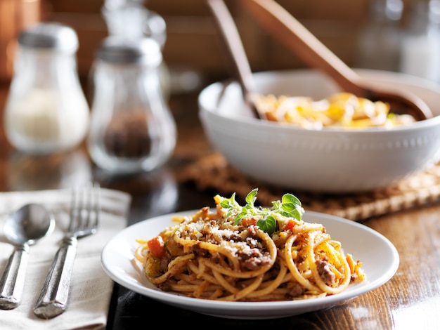 Cena di spaghetti con manzo, parmigiano e origano