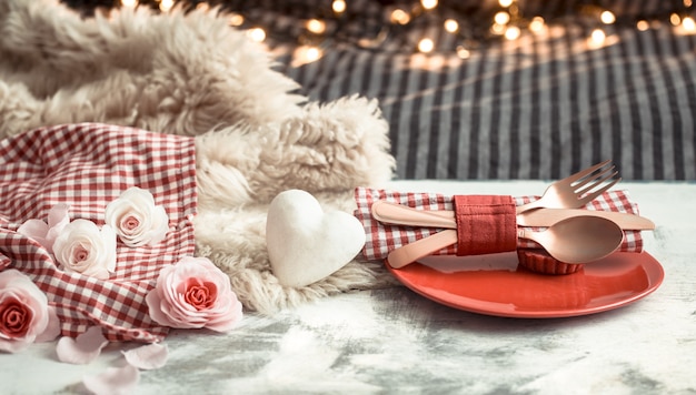 Cena festiva di San Valentino su una coltelleria di legno della parete