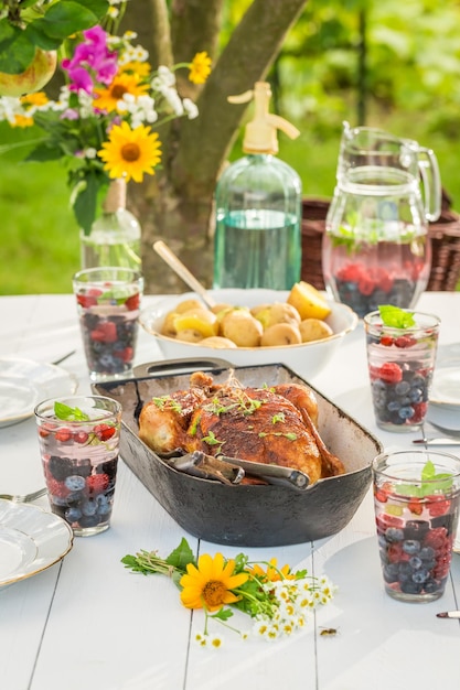 Cena fresca con patate e pollo servita in estate