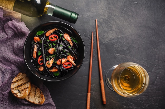 Cena giapponese moderna, cucina mediterranea, pasta di spaghetti al nero di seppia