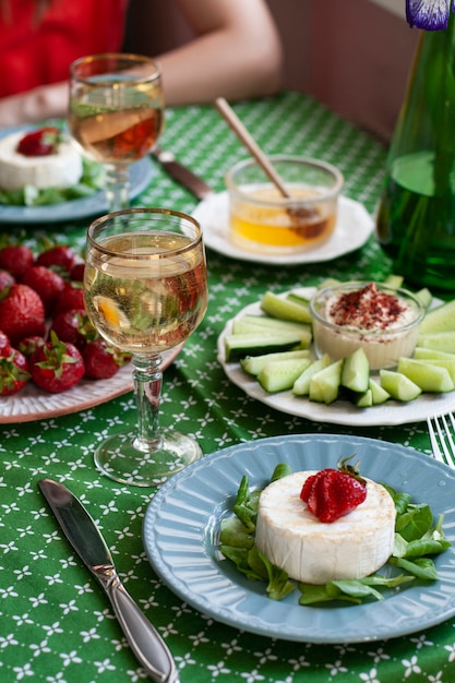 cena gourmet. Camembert alla griglia, vino bianco e vari antipasti.