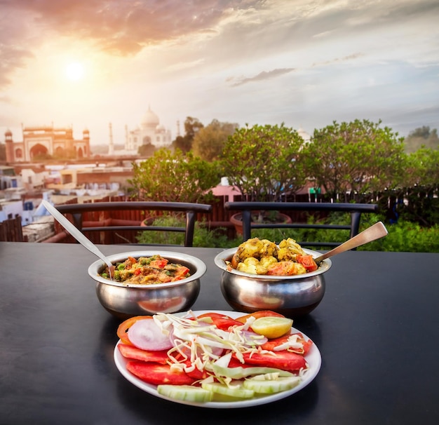 Cena indiana con vista sul Taj Mahal