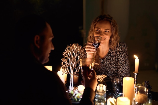 Cena romantica a lume di candela per due in ristorante