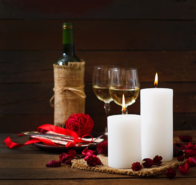 Cena romantica, candele, vino e arredamento